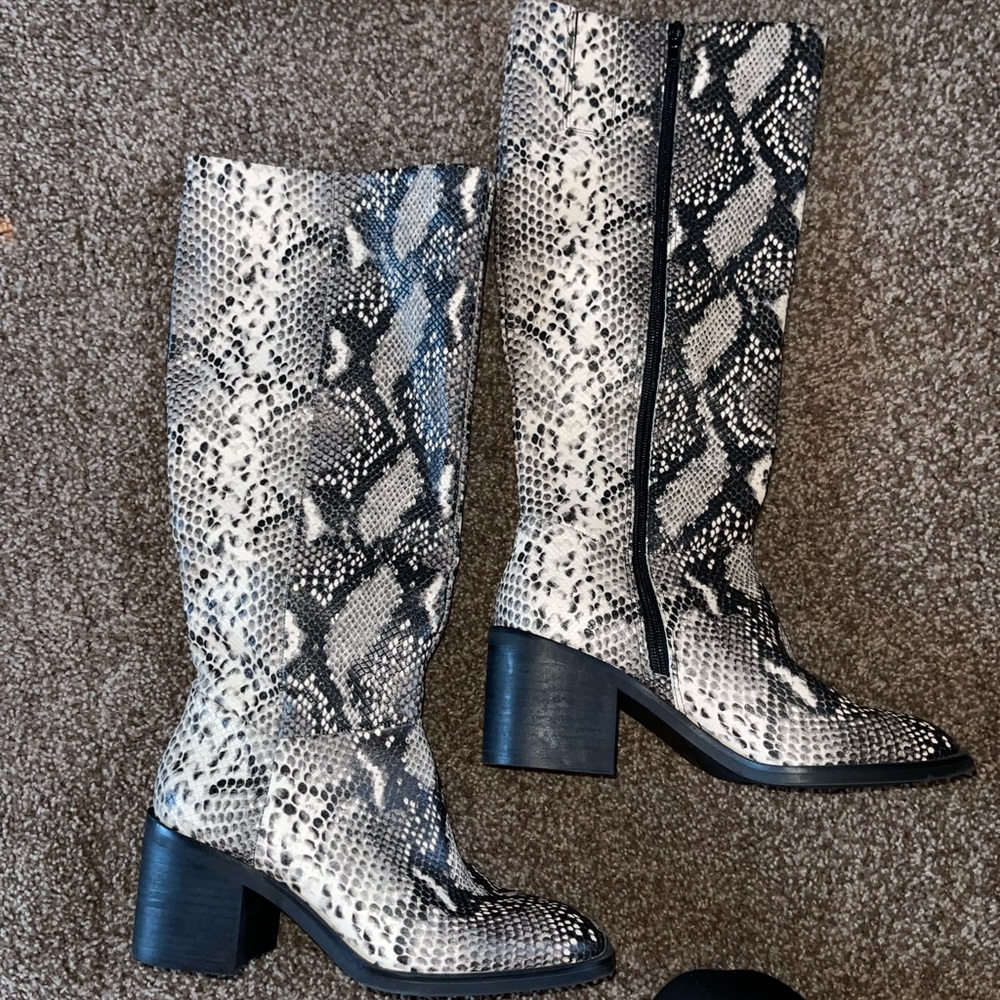 NEVERN WORN. Snakeskin boots size 9